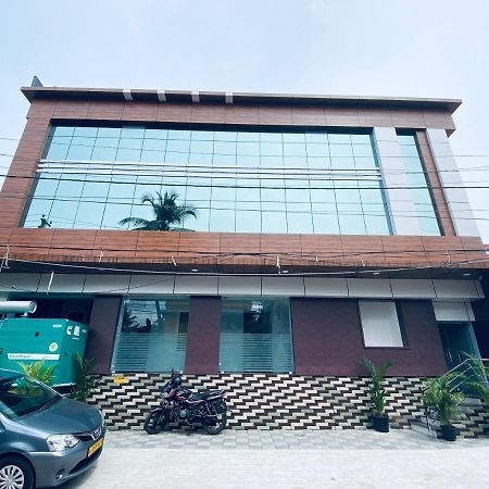 تريفِندرم Majestic Inn المظهر الخارجي الصورة