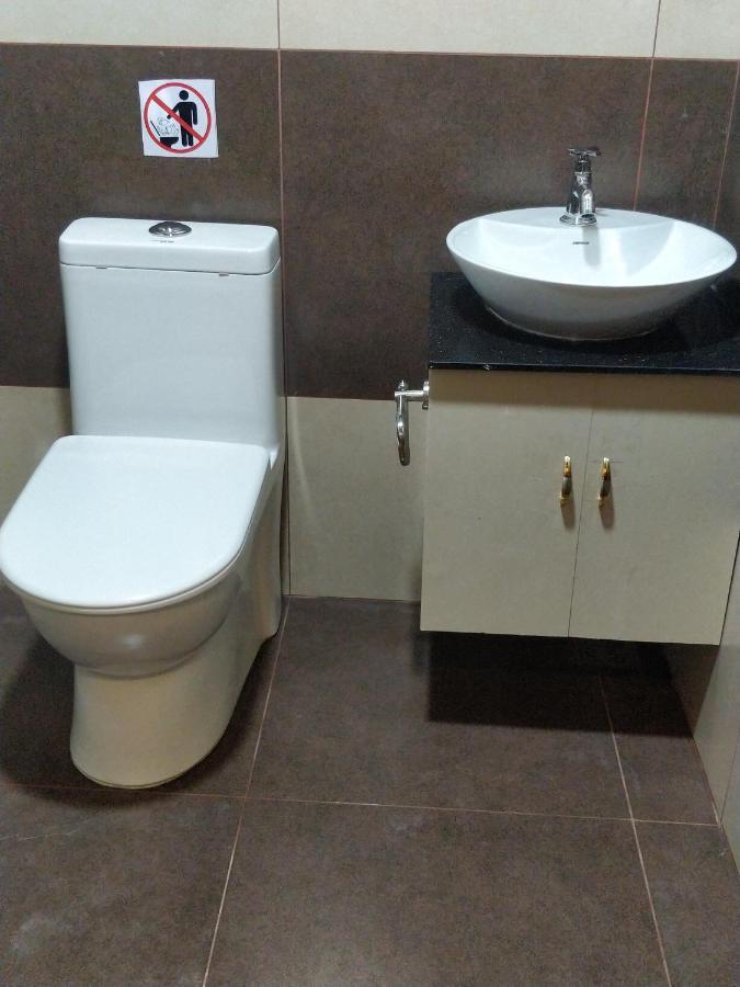 تريفِندرم Majestic Inn المظهر الخارجي الصورة