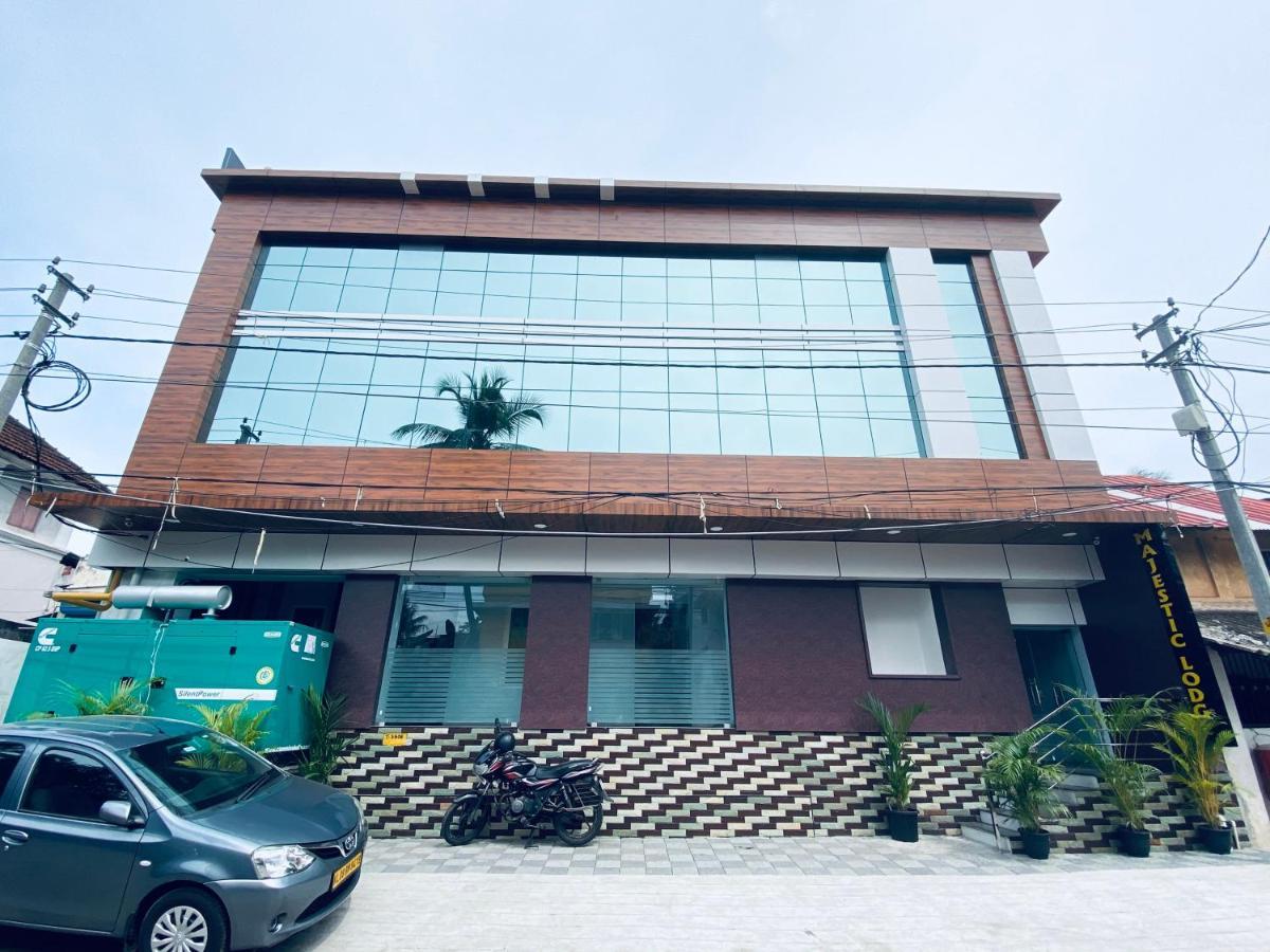 تريفِندرم Majestic Inn المظهر الخارجي الصورة