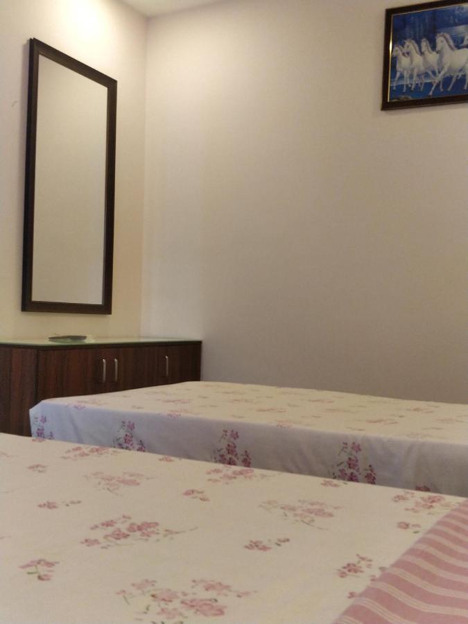 تريفِندرم Majestic Inn المظهر الخارجي الصورة