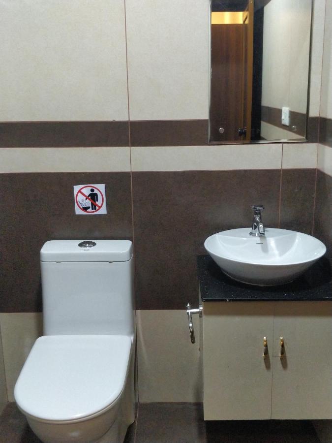 تريفِندرم Majestic Inn المظهر الخارجي الصورة