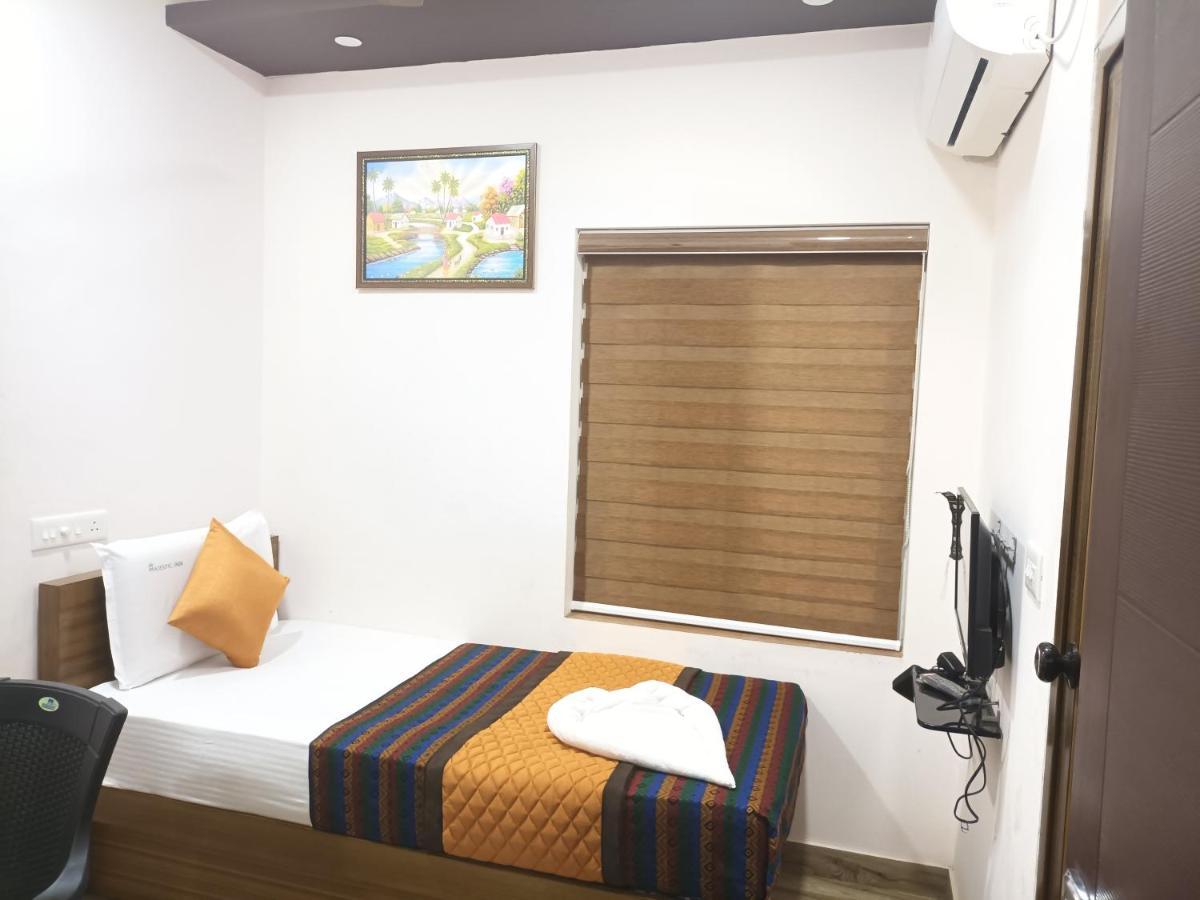 تريفِندرم Majestic Inn المظهر الخارجي الصورة